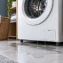 Laveuse qui fuit, fuite laveuse, réparation laveuse, laveuse fuit par en dessous, problème laveuse, fuite d’eau laveuse, réparation électroménager