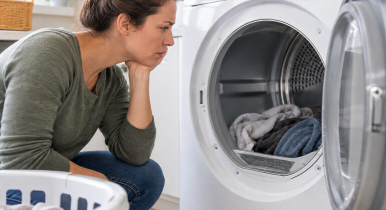 sécheuse qui sèche mal, sécheuse qui ne sèche pas, sécheuse qui ne chauffe pas, temps de séchage sécheuse, sécheuse séchage lent, réparation de sécheuse, conduit de sécheuse obstrué, entretien de sécheuse